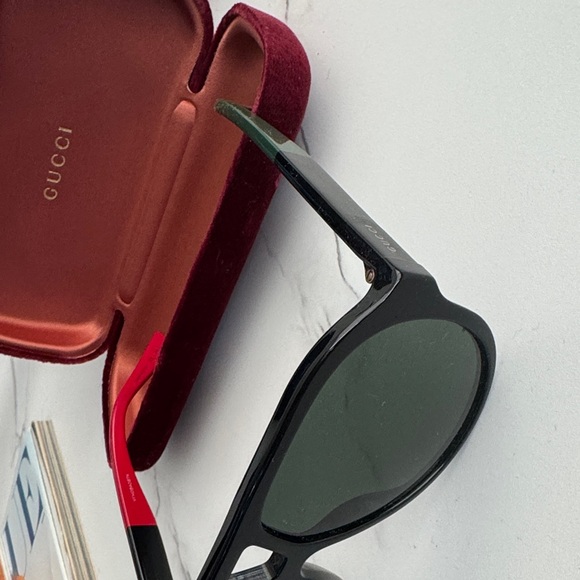 Gucci Black Aviator Sunglasses with Velvet Red Case - Picture 3 of 3
